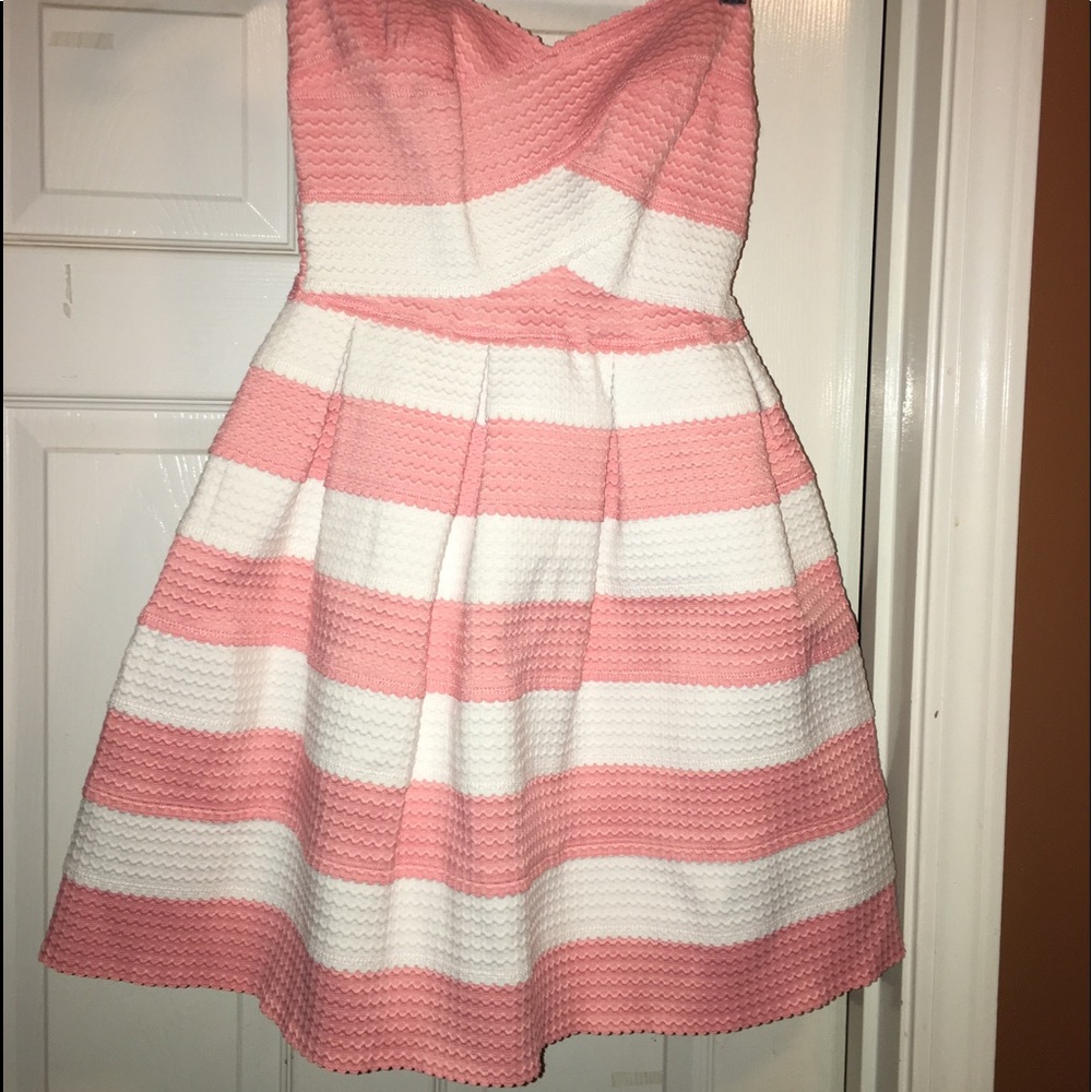Adorable pink and white strapless party dress